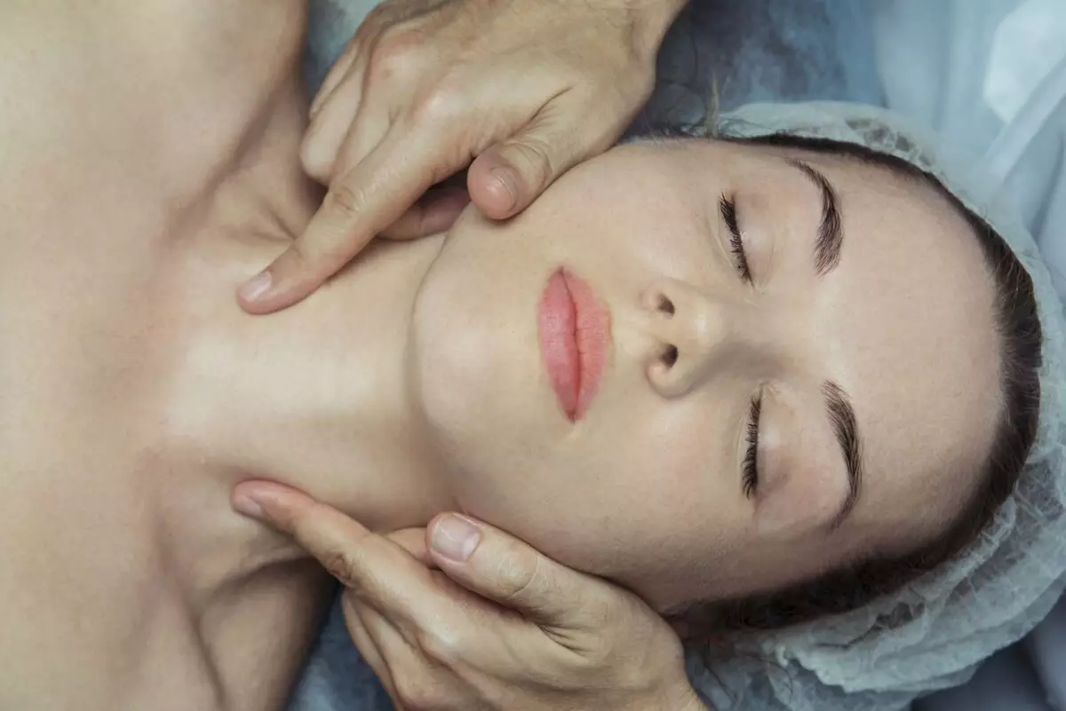 Face Massage Lifting: Lifting bretels thuis, commerciële cosmetologist beoordelingen 16485_10