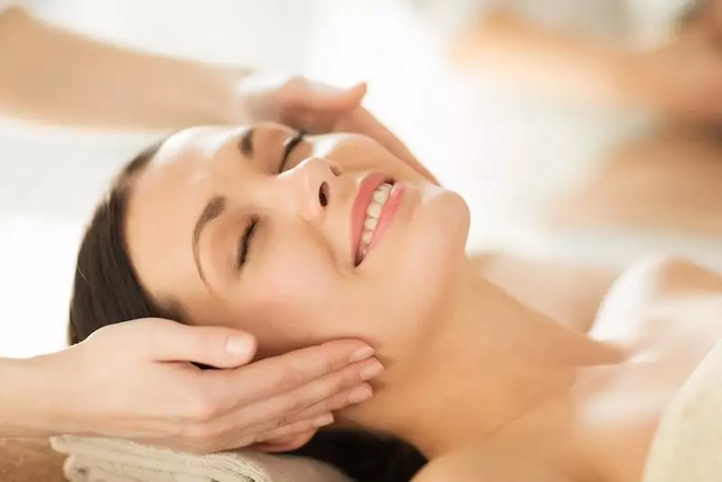 Face Massage Lifting: Lifting bretels thuis, commerciële cosmetologist beoordelingen 16485_11