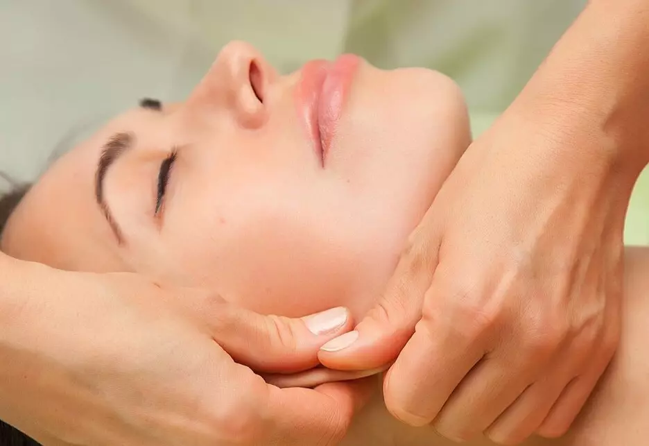 Face Massage Lifting: Lifting bretels thuis, commerciële cosmetologist beoordelingen 16485_12