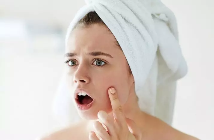 Caractéristiques du lavage de glace: les avantages et le mal du lavage le matin pour le visage. Cubes de glace avec camomille et autres recettes 16500_12