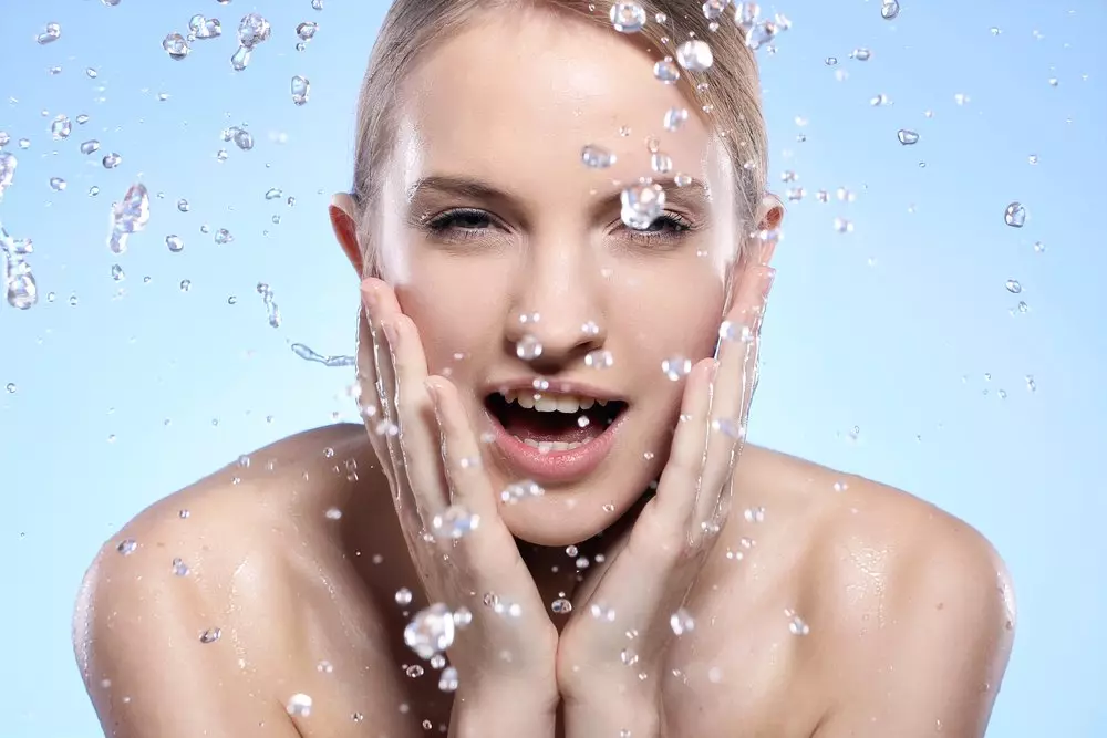 Mycie wody mineralnej: jak go myć? Korzyść i szkodzić twarzą w twarz. Plusy i wady prania gazowanej wody z trądziku 16501_7