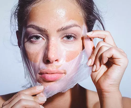 Maskers films van zwarte stippen: zwarte maskers met geactiveerde koolstof voor het schoonmaken van porie, tegen acne en voor diepe detox. Beste maskers en beoordelingen 16505_12