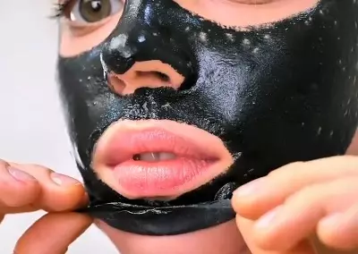 Maskers films van zwarte stippen: zwarte maskers met geactiveerde koolstof voor het schoonmaken van porie, tegen acne en voor diepe detox. Beste maskers en beoordelingen 16505_25