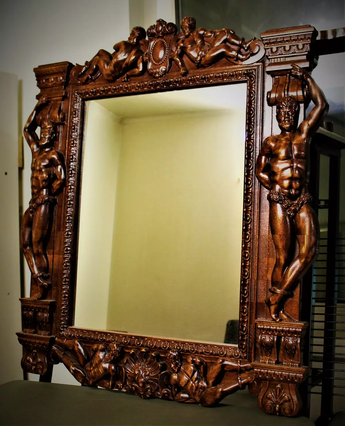 Peeglid nikerdatud raamidega: puidust raamid Lindenist ja vineerist, Muud puitraamid keermega 16524_10