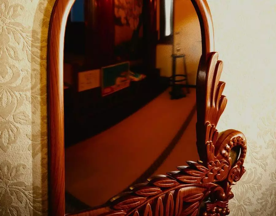 آینه ها با فریم های حک شده: فریم های چوبی از Linden و تخته سه لا، دیگر فریم های چوبی با موضوع 16524_26