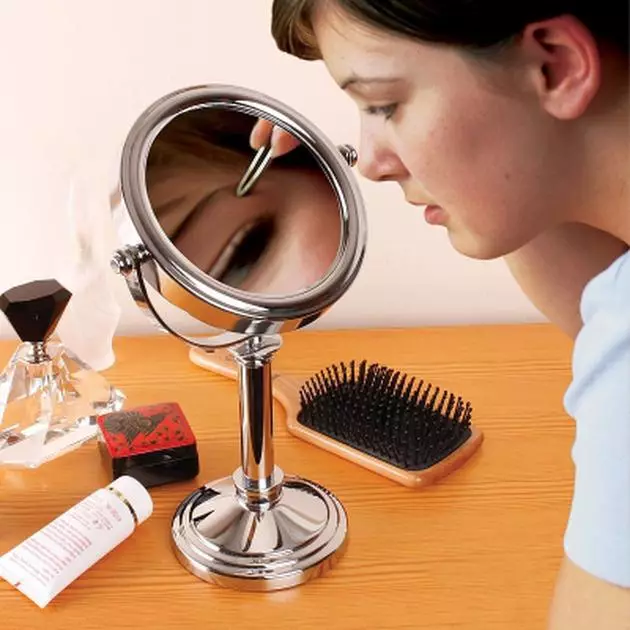 Vergrootsmelk cosmetische spiegel (29 foto's): tafelproducten met toenemende en dubbelzijdige zakvergrotingsmodellen voor make-up 16530_7