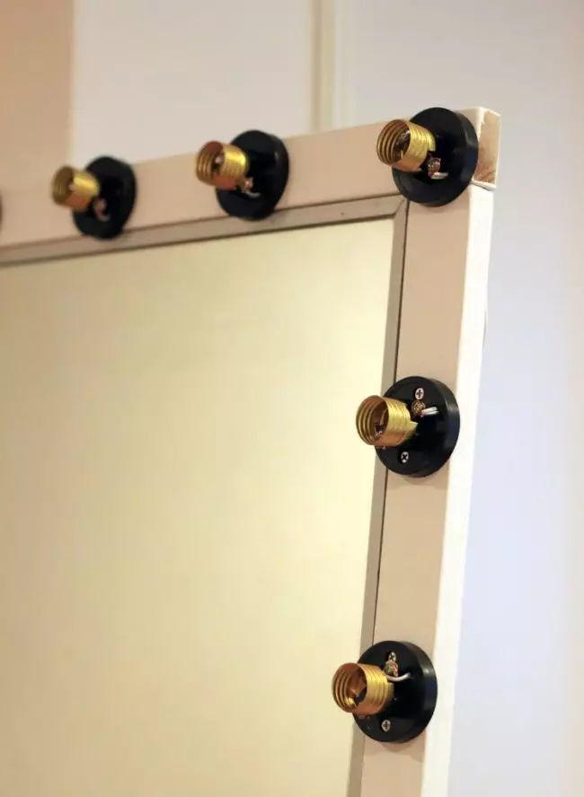 Дзеркало для макіяжу з підсвічуванням своїми руками (16 фото): як зробити самому виріб для візажиста, гримерки моделі з лампочками для візажу 16531_13