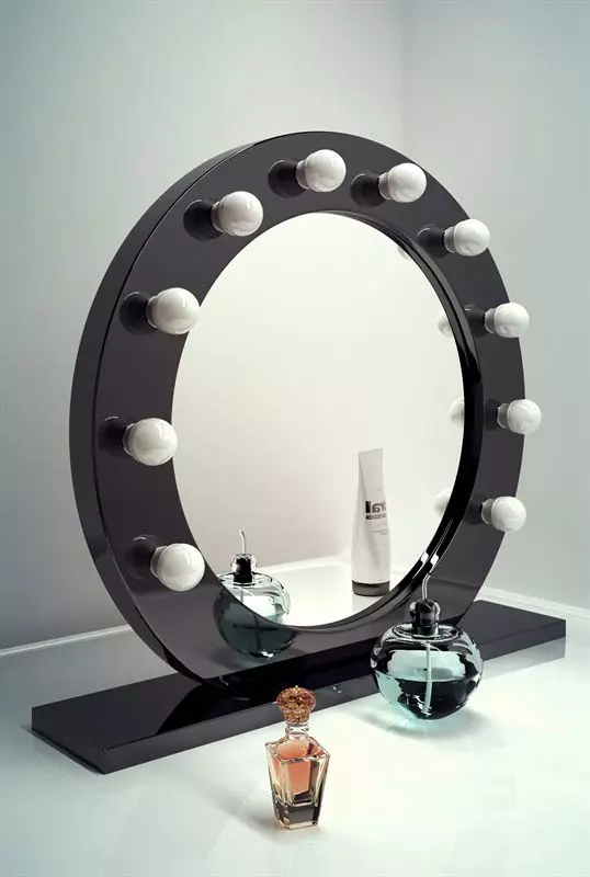 用你自己的手製作鏡子（16張照片）：如何製作產品本身，為化妝師，帶有燈泡的梳妝室 16531_4