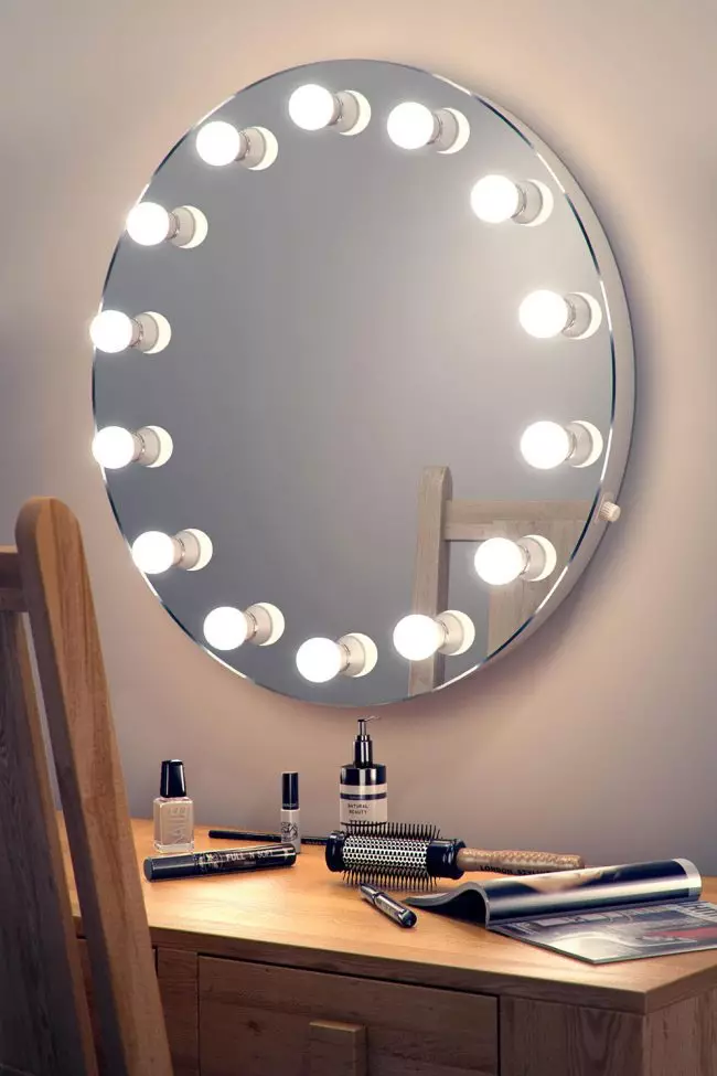 آینه آرایش با دستان خود (16 عکس): چگونه محصول خود را برای هنرمند آرایش، اتاق های پانسمان با لامپ های لامپ برای Visage 16531_5