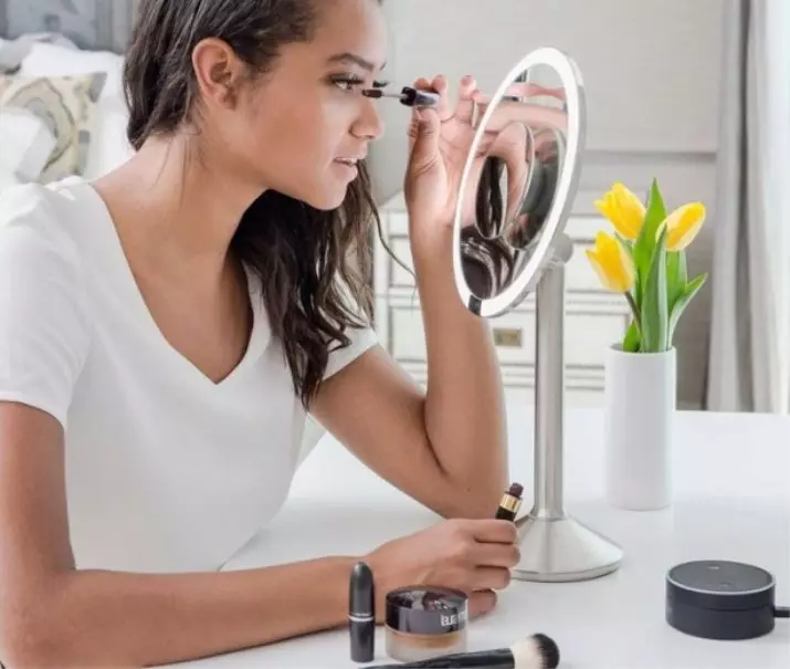 Mirror dengan Makeup Illuminated (40 foto): Cermin make-empukme kosmetik dengan bola lampu dan lingkaran make-up untuk artis makeup 16532_10