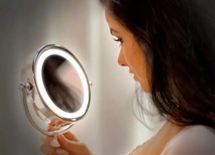 Spiegel met make-up verlicht (40 foto's): cosmetische make-upro-spiegel met gloeilampen en make-upcirkel voor make-upkunstenaar 16532_12