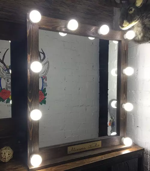 Mirror dengan Makeup Illuminated (40 foto): Cermin make-empukme kosmetik dengan bola lampu dan lingkaran make-up untuk artis makeup 16532_17