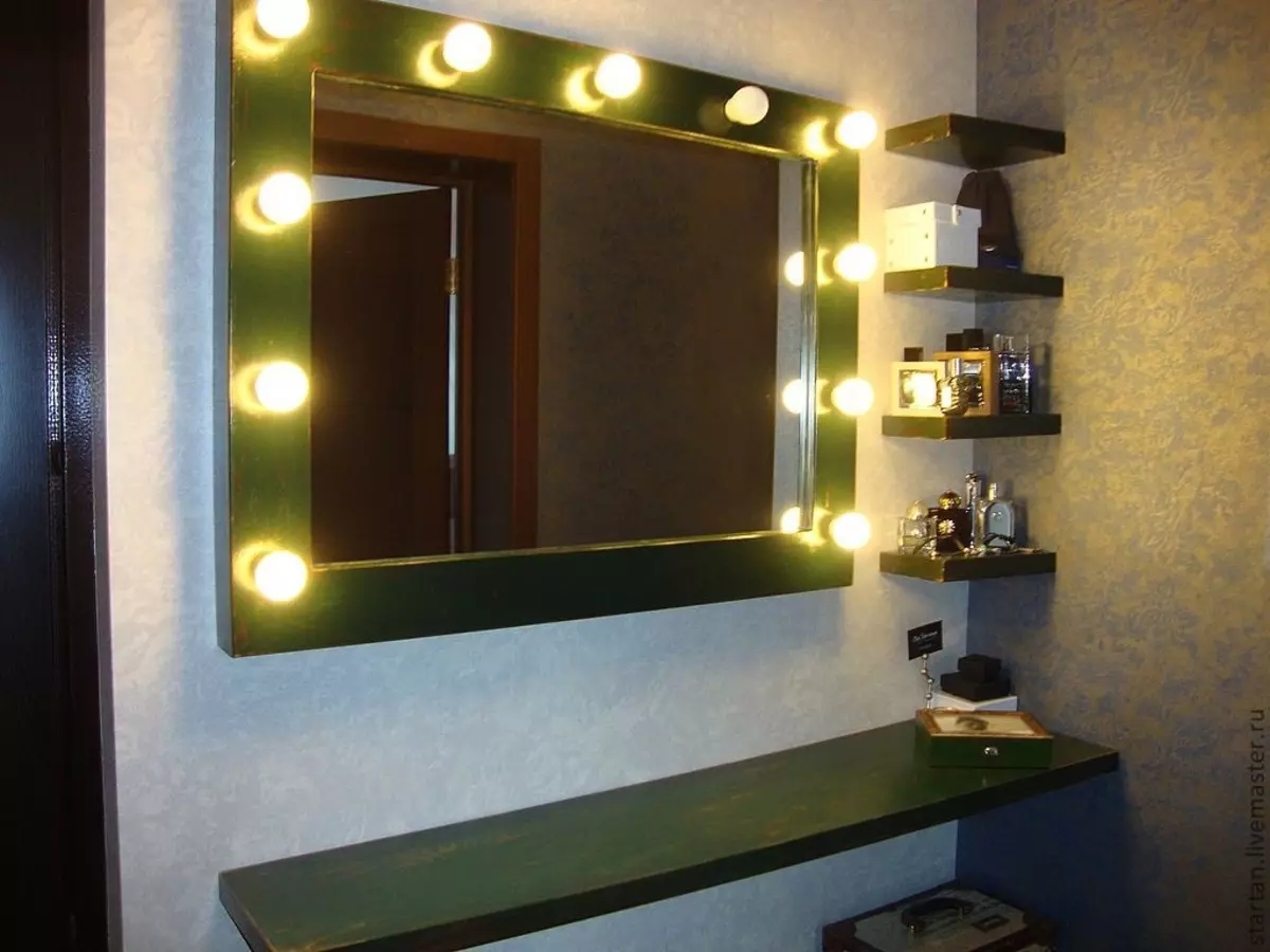 鏡子有妝容（40張照片）：化妝品組成鏡，帶燈泡和化妝師的化妝圈 16532_19