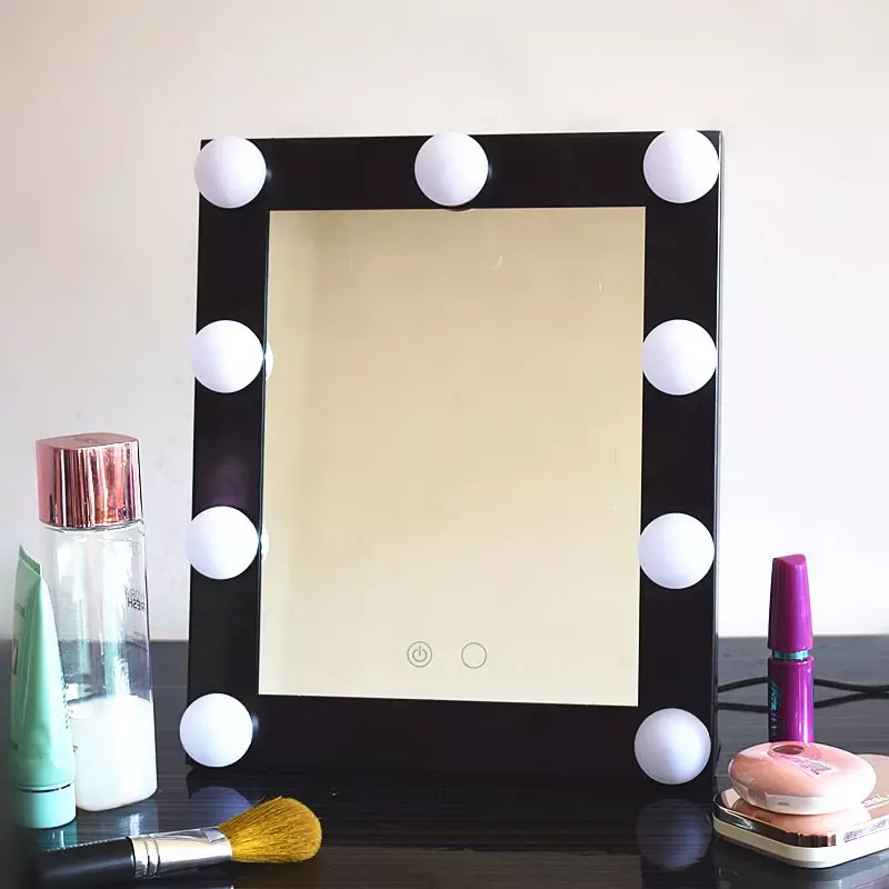 Salamin nga adunay makeup nga nagdan-ag (40 Mga Litrato): Cosmetic Maks-Uprrolincing Mirror nga adunay mga light bulbs ug make-up nga lingin alang sa makeup artist 16532_20