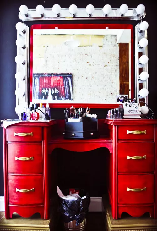 Огледало са шминкам осветљеним (40 фотографија): козметичка маке-укрштање огледало са сијалицама и шминкам кругом за шминкер 16532_24