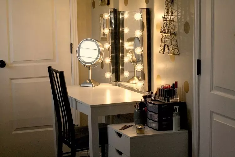 Spiegel mit Make-up beleuchtet (40 Fotos): Kosmetischer Make-up-Spiegel mit Glühlampen und Make-up-Kreis für Make-up-Künstler 16532_26