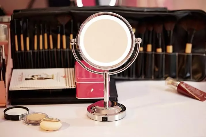 Καθρέπτης με μακιγιάζ φωτίζεται (40 φωτογραφίες): καλλυντικό make-uproining καθρέφτη με λαμπτήρες και κύκλος μακιγιάζ για καλλιτέχνη μακιγιάζ 16532_30
