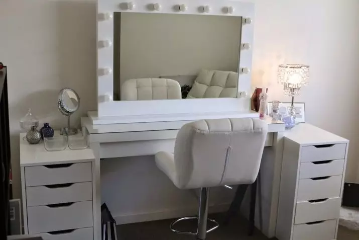 Spiegel met make-up verlicht (40 foto's): cosmetische make-upro-spiegel met gloeilampen en make-upcirkel voor make-upkunstenaar 16532_31