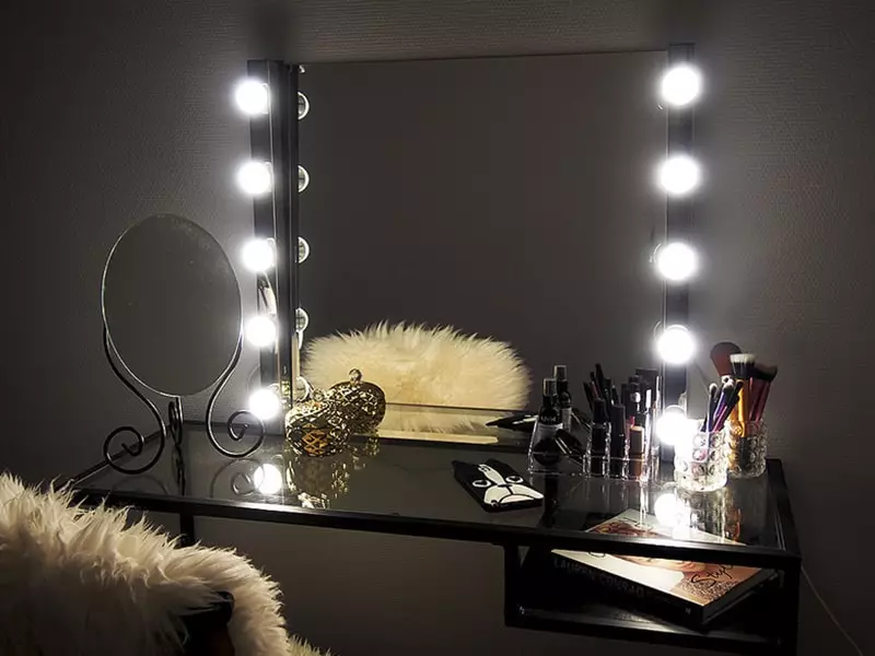 مرآة مع ماكياج مضيئة (40 صورة): مرآة مكياج التجميل مع المصابيح الكهربائية ودائرة الماكياج لفنان ماكياج 16532_35