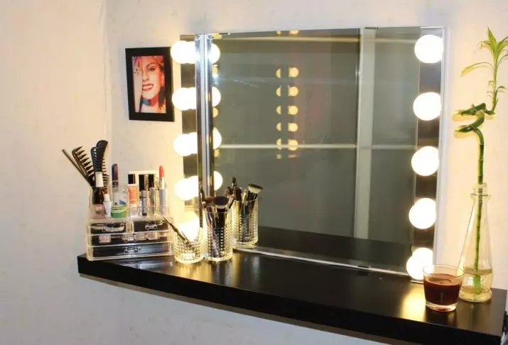 镜子有妆容（40张照片）：化妆品组成镜，带灯泡和化妆师的化妆圈 16532_36
