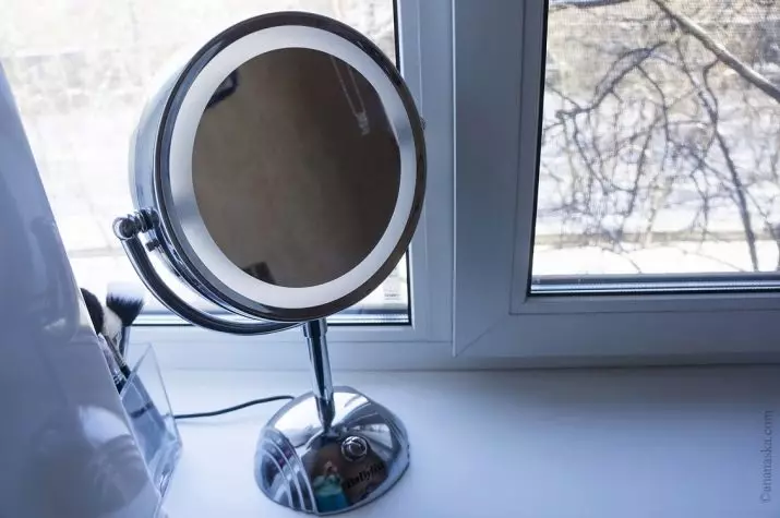 Spiegel met make-up verlicht (40 foto's): cosmetische make-upro-spiegel met gloeilampen en make-upcirkel voor make-upkunstenaar 16532_37