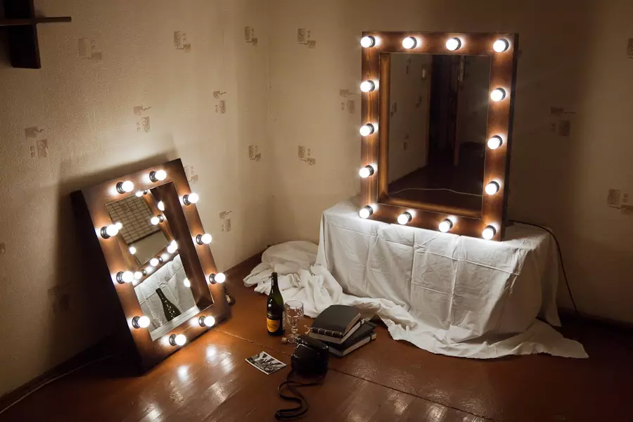 Veidrodis su makiažo apšvietimu (40 nuotraukų): kosmetikos makiažo akivaizdų veidrodis su lemputėmis ir makiažo ratą makiažo menininkui 16532_5