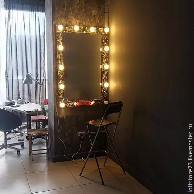 Καθρέπτης με μακιγιάζ φωτίζεται (40 φωτογραφίες): καλλυντικό make-uproining καθρέφτη με λαμπτήρες και κύκλος μακιγιάζ για καλλιτέχνη μακιγιάζ 16532_7