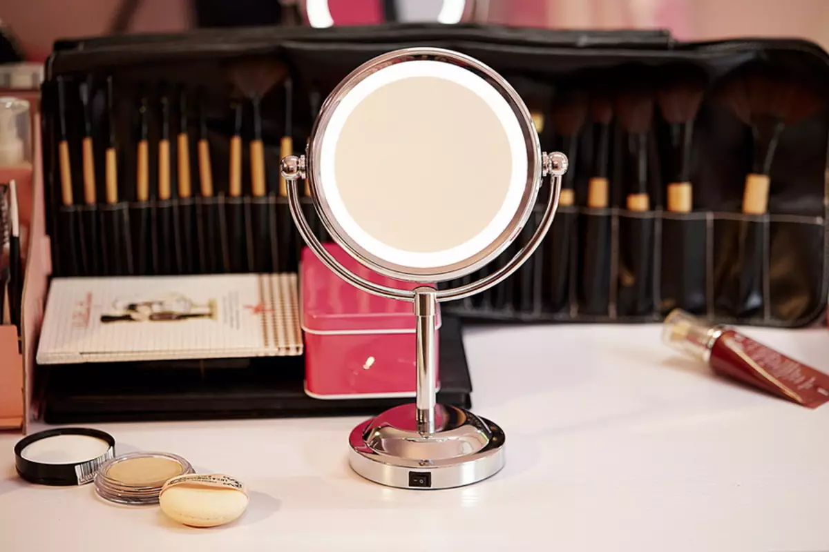 Make-up zrkadlo (33 fotografií): nástenný kozmetický a malý vreckový produkt, model z Berurar a Gezatone, Homedics a Babyliss 16533_19