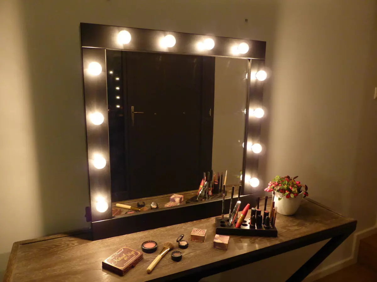 Make-up zrkadlo (33 fotografií): nástenný kozmetický a malý vreckový produkt, model z Berurar a Gezatone, Homedics a Babyliss 16533_2