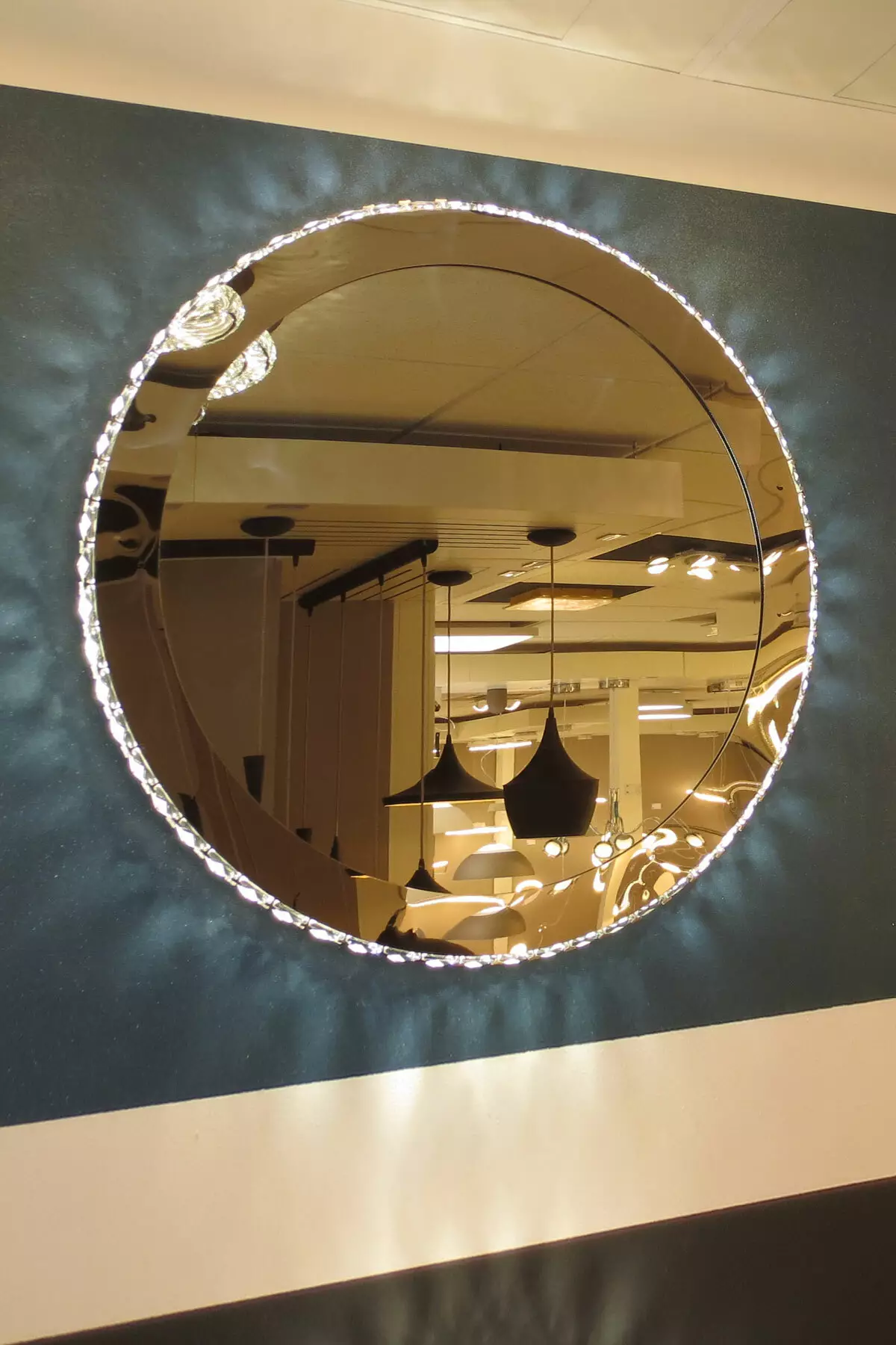 مرآة الحائط للماكياج الضوء (19 صورة): اختيار النماذج الثنائية ومستحضرات التجميل مع زيادة 16534_10