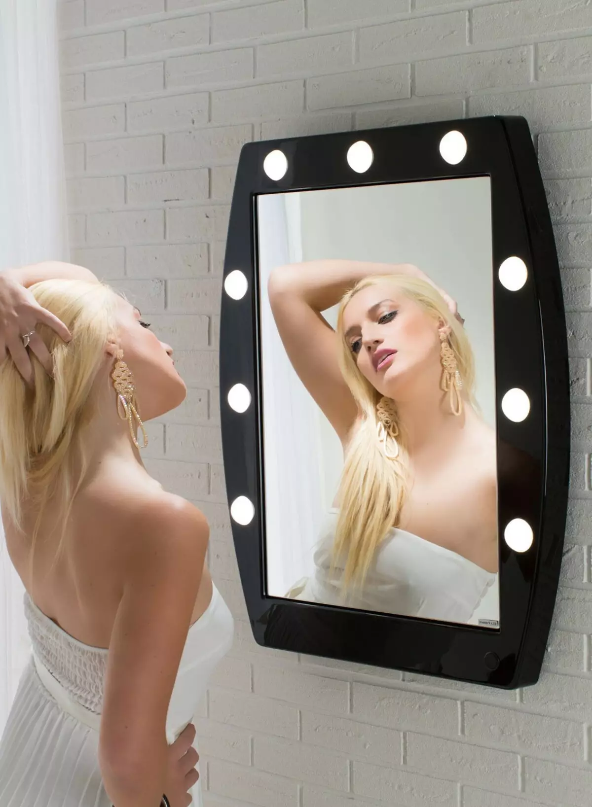 Mirror de parede para maquillaxe destacada (19 fotos): elixe modelos bilaterais cosméticos con aumento 16534_11