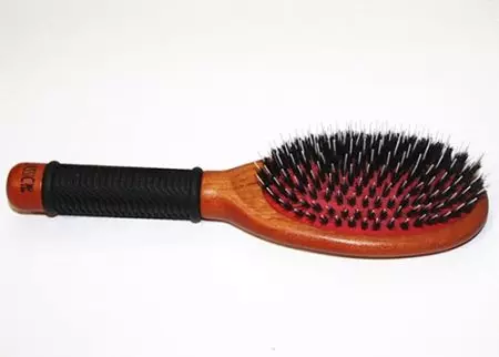 Qual pente é melhor para o cabelo (36 fotos): como escolher, o melhor e útil para cabelos finos, que deve ser, qual cabelo não prejudica, Reviews 16536_10