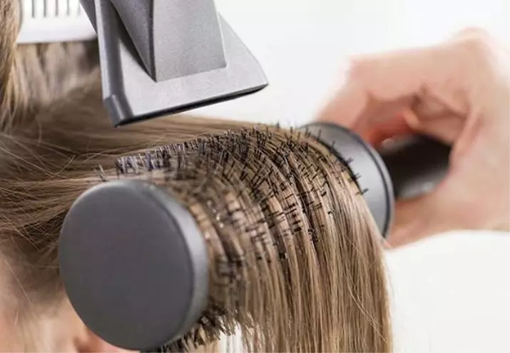 Comb nào tốt hơn cho tóc (36 ảnh): Cách chọn, tốt nhất và hữu ích cho mái tóc mỏng, nó phải là tóc nào không gây hại, đánh giá 16536_15