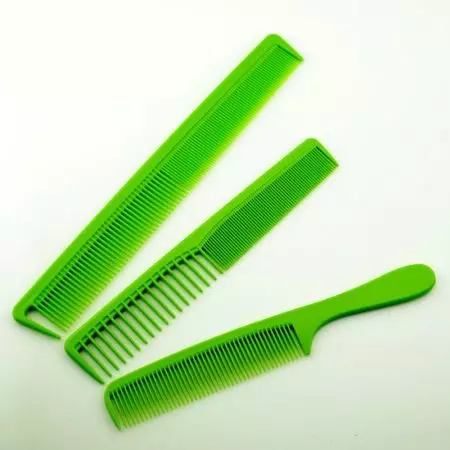 Comb (61 Valokuvat): Hiusmalleja, joissa on terä, turmaliini ja harvinainen hampaat, muodikas ilman kahvaa ja kiillotus, älykäs ja antistaattinen 16537_52