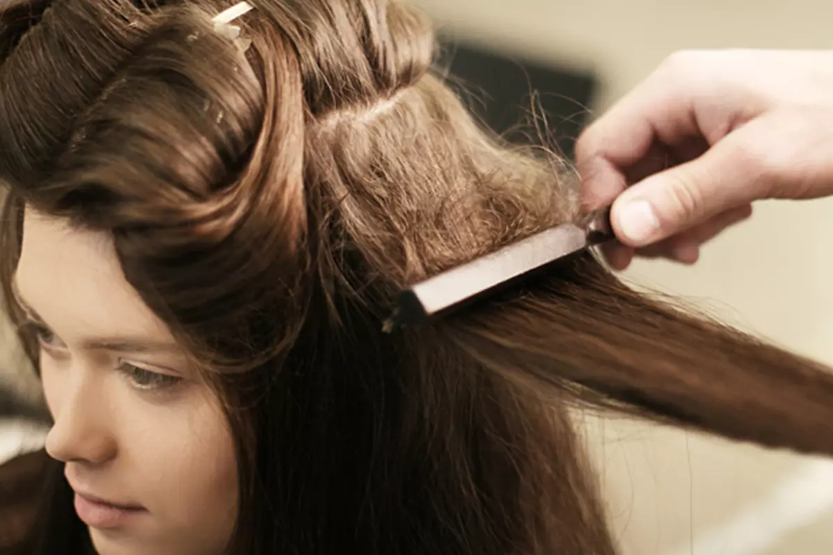 Bingkai nganggo bristles asli (39 foto): Cara milih model kanggo nyikat rambut, bunder kanthi celengan jaran, review 16539_17