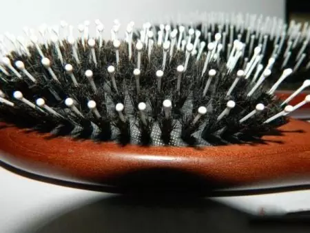 Πλαίσιο με γνήσιες τρίχες (39 φωτογραφίες): Πώς να επιλέξετε ένα μοντέλο για χτένα μαλλιών, στρογγυλό με ένα κομμωτήριο και με τα μαλλιά, σχόλια 16539_21