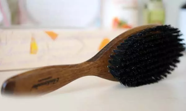 Pigura sareng bristles asli (39 poto): Kumaha milih modél buuk pikeun sisir rambut, buleud kalayan boar bristled sareng nganggo rambut, ulasan 16539_25