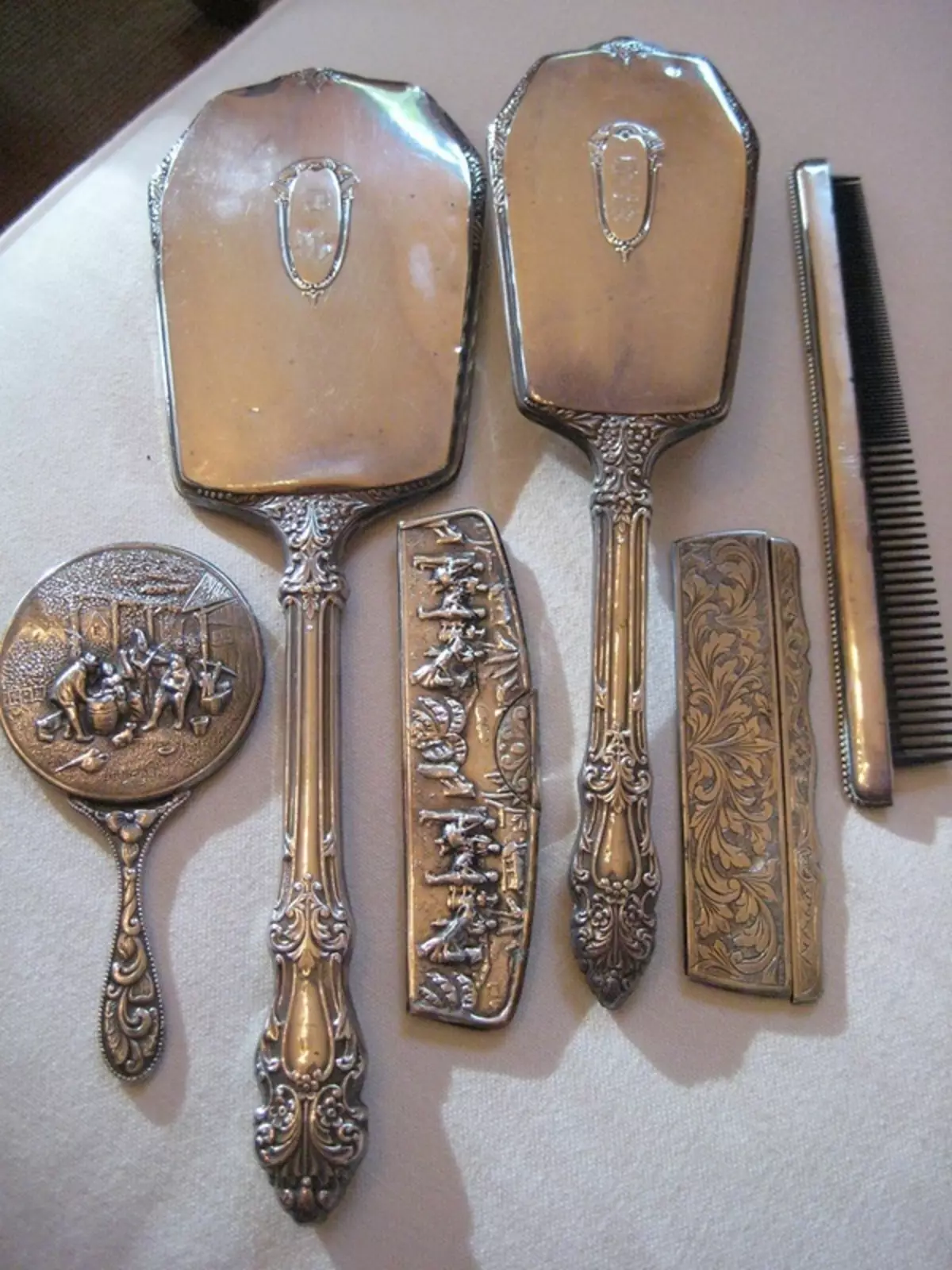 Types de peigne (37 photos): Brosse pour cheveux bouclés, combinés et bombardants, métal et céramique, queue de peigne 16559_25