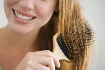 Jenis sisir (37 foto): Sikat untuk rambut keriting, gabungan dan pengeboman, logam dan keramik, sisir-ekor 16559_3