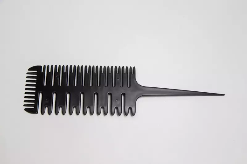 Кадрирање чешел (22 фотографии): Како да се користи право-ормал и ретки заби, расаторни и масажа, осврти 16564_4