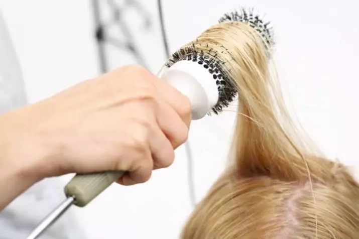 Ümmargune kamm (30 fotot): kuidas kasutada ümmarguse juukseharja, väikeste mudelite klippiga 16569_27