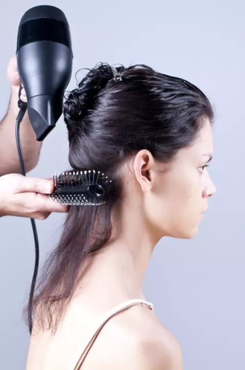 Ümmargune kamm (30 fotot): kuidas kasutada ümmarguse juukseharja, väikeste mudelite klippiga 16569_28