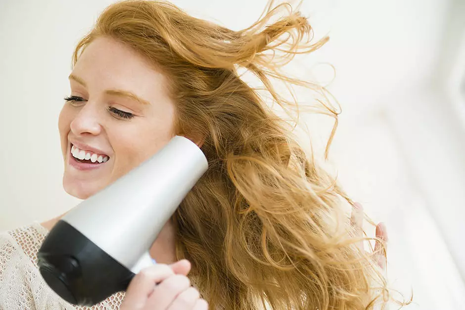 موهای براش (28 عکس): بهترین ابزار در برابر لوکس. علل لوکس در زنان چیست؟ چگونه برای بازگرداندن مو در خانه؟ 16583_15