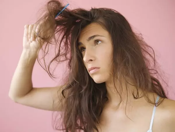 Cepillo de cabelo (28 fotos): Mellores medios contra o luxo. Cales son as causas do luxo nas mulleres? Como restaurar o cabelo na casa? 16583_3