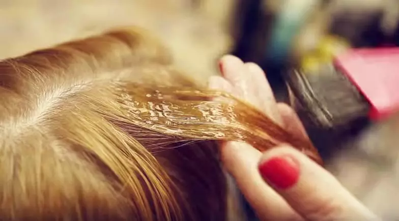 التصفيح من الجيلاتين الشعر في المنزل (48 صور): وصفات قناع، المنافع والأضرار لهذا الإجراء. كيفية جعل خطوة بخطوة؟ استعراض بنات 16588_5