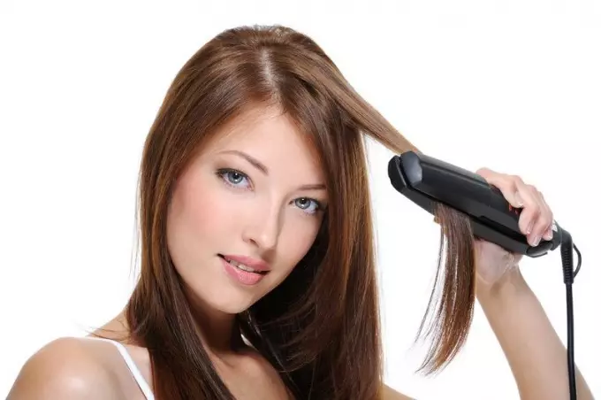 Hvordan retter du håret hjemme? Hvordan kan du lage krøller direkte og glatt? Maske med gelatin for å rette krøllete hår 16603_28