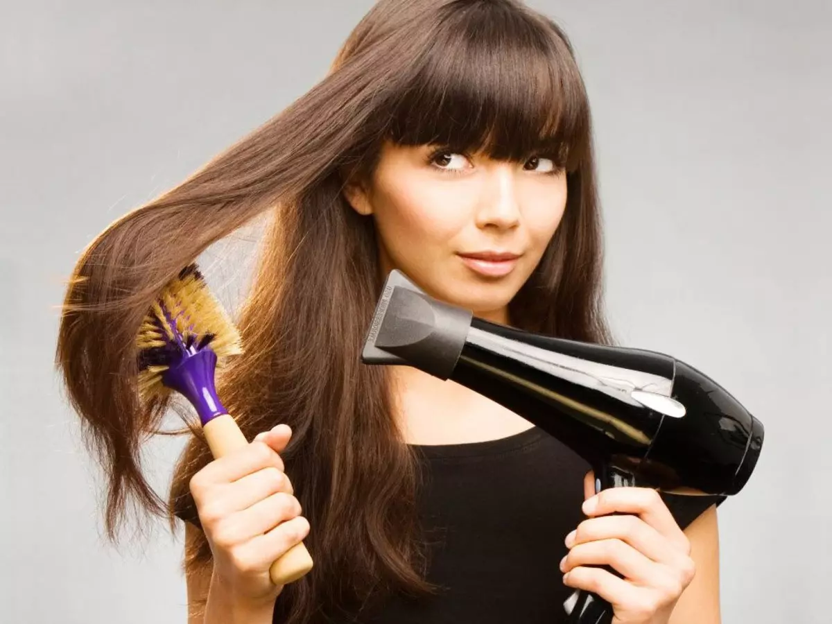 Hvordan retter du håret hjemme? Hvordan kan du lage krøller direkte og glatt? Maske med gelatin for å rette krøllete hår 16603_3