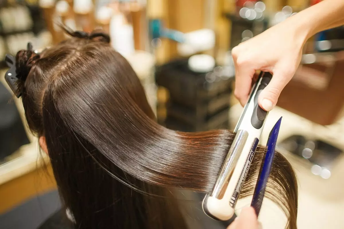 髪は長い時間のために矯正：長期的には自宅で巻き毛を矯正するための手段を
