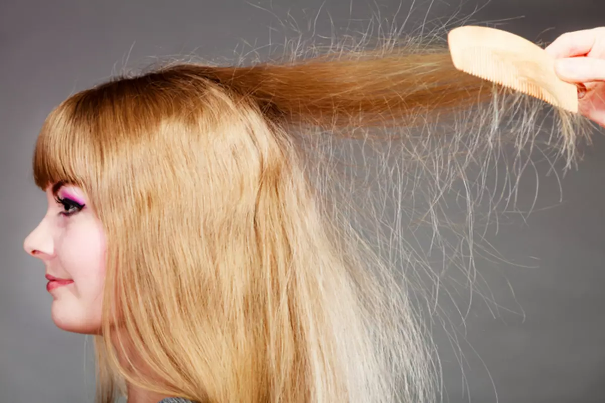Почему заряженная расческа притягивает. Волосы электризуются. Электризация волос. Статическое электричество волосы. Расческа для волос.