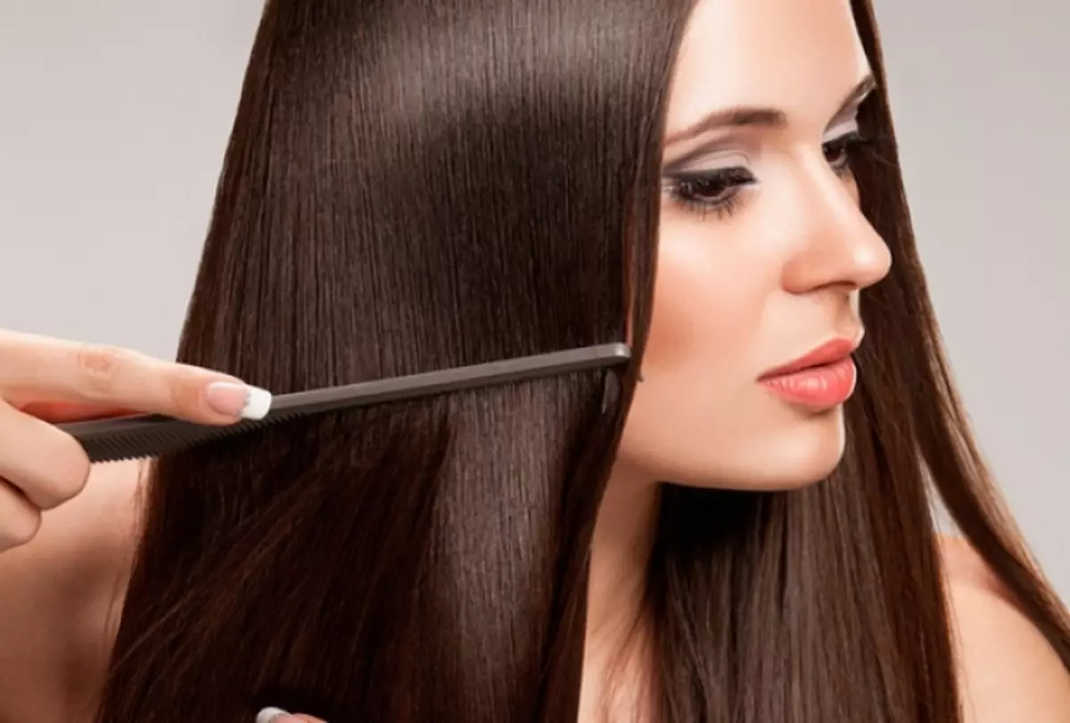 Rambut keratin meluruskan di rumah: bagaimana membuatnya di rumah gelatin? Resep sederhana. Apa yang dibutuhkan untuk ini? 16616_11